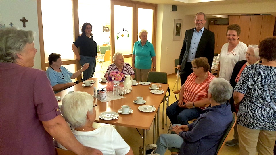 Bundestagsabgeordneter Fritz Güntzler (CDU) besucht die Seniorenbegegnungsstätte im Lorenz-Werthmann-Haus.