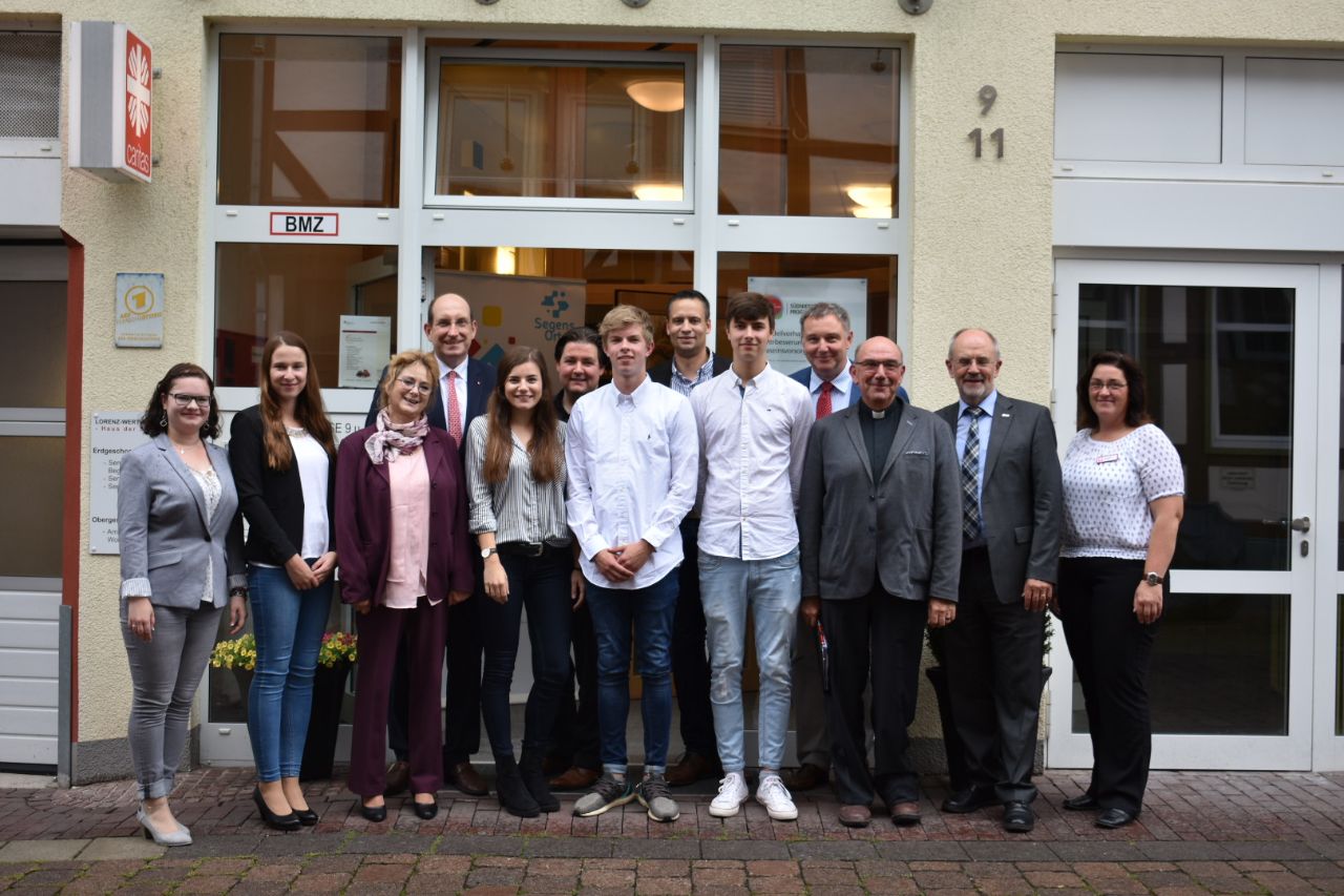 Bürgermeister, Sponsoren, Freiwillige und Mitarbeiter der Caritas vor dem Lorenz-Werthmann-Haus. / Foto: Caritas