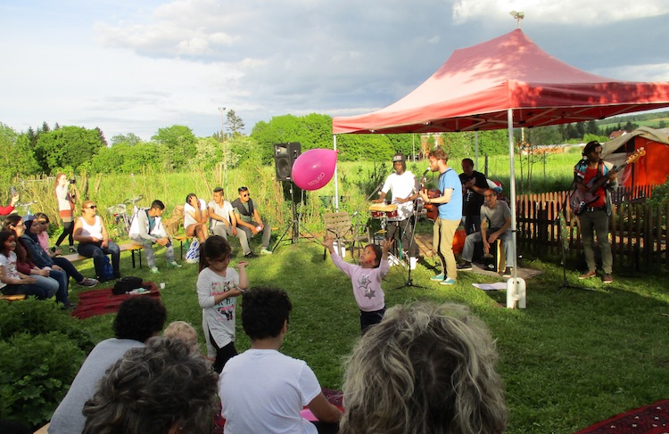 Vom Flüchtlingshilfefonds gefördert: das Jubiläumsfest „20 Jahre internationaler Garten" im Mai 2017. Foto: Caritas