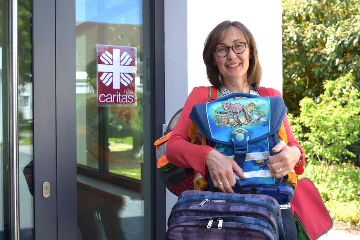 Maria Weiss mit gespendeten Schultaschen. | Foto: Caritas Südniedersachsen