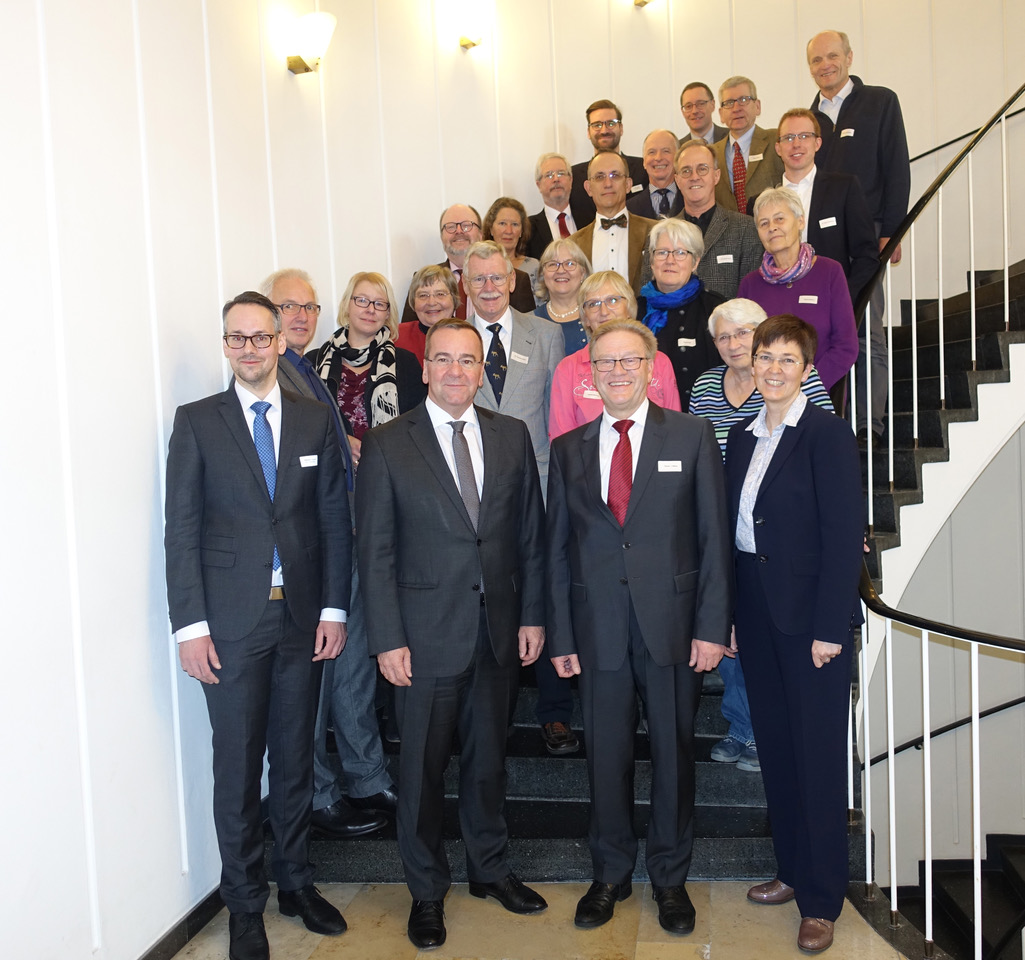 Minister Boris Pistorius (2.v.l.) mit Heiner J. Willen (2.v.r.) und weiteren Mitgliedern der Niedersächsischen Härtefallkommission.  Foto: Niedersächsisches Ministerium für Inneres und Sport