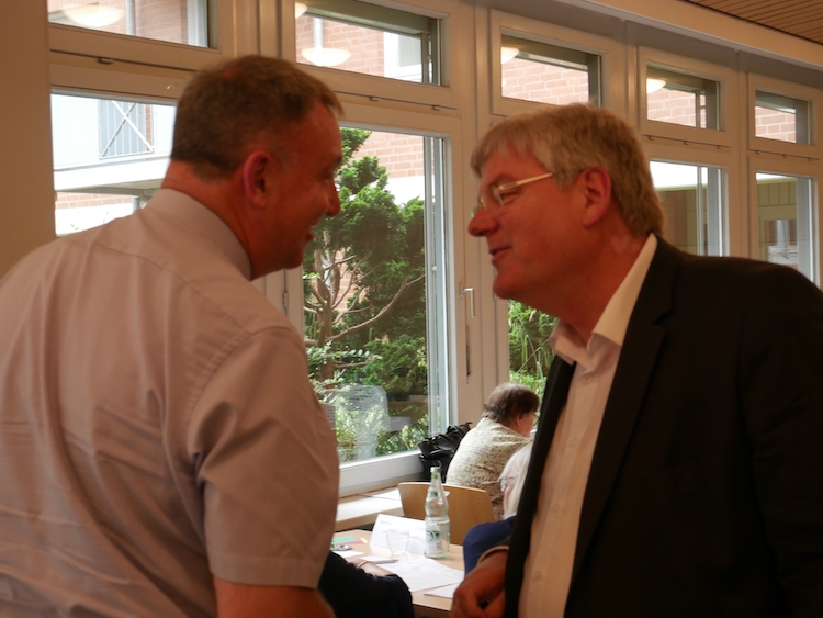 Ralf Regenhardt (l.) im Gespräch mit Weihbischof Heinz-Günter Bongartz. Foto: DiCV