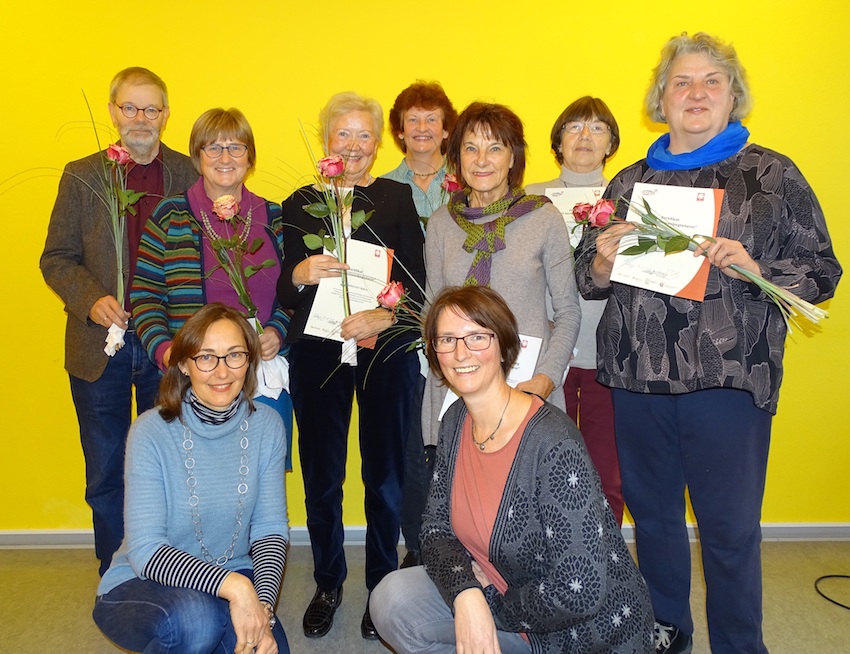 Rosen am Kursende: über neue Seniorenbegleiter_innen freuen sich Maria Weiss von der Caritas und Elke Drebing von der Ev. Familien-Bildungsstätte (vorne, v.l.). Foto: Caritas