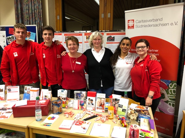 Martina Hesse (3.v.r.) und Sandra Holzapfel (r.) mit dem Caritas-Team bei der Freiwilligenbörse in Gieboldehausen. Foto: Caritas