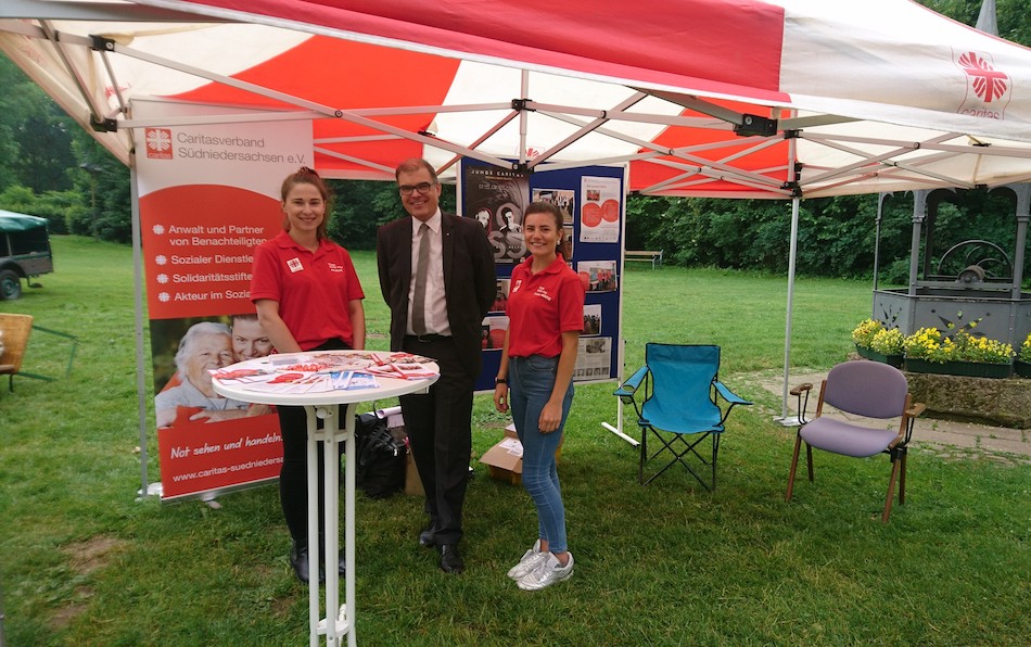 Caritas-Vorstand Holger Gatzenmeyer mit den Dorf-FSJlerinnen beim Präventionstag in Gieboldehausen. Foto: Caritas