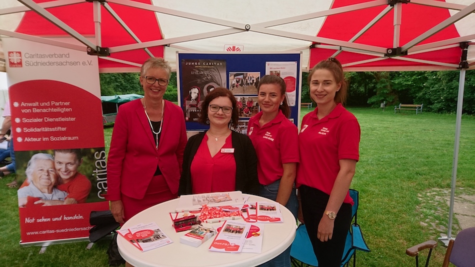 Bürgermeisterin Maria Bock mit Projektkoordinatorin Sandra Holzapfel und den Dorf-FSJlerinnen Luna Marie Quinque und Alicia Bohnsack. Foto: Caritas