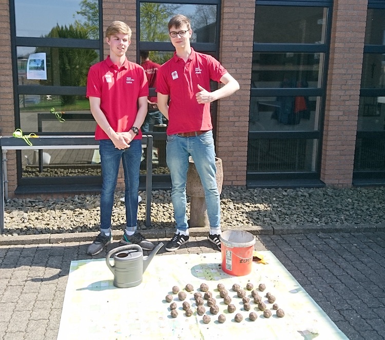 Luca Raabe und Jonas Aschoff mit „Seebombs“ bei der Glaubenswerkstatt in Tiftlingerode.