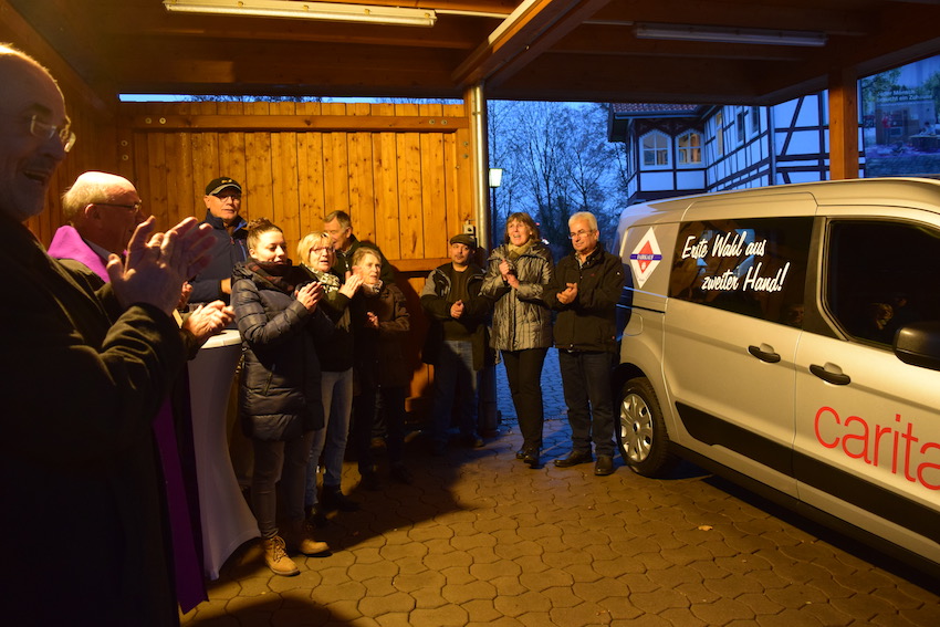 „Erste Wahl aus zweiter Hand!“ lautet der Slogan auf dem neuen Fahrzeug für den FAIRKAUF-Laden. Foto: Caritas