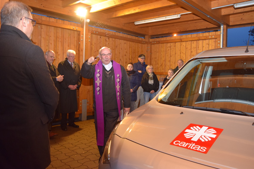 Propst Bernd Galluschke segnet den neuen Transporter. Foto: Caritas