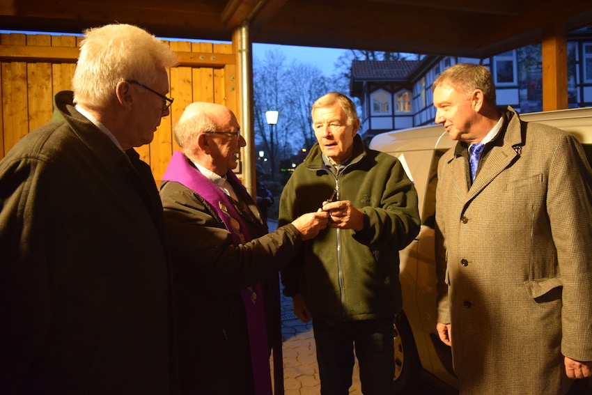 Hans-Christian Biallas, Propst Bernd Galluschke, Hubert Malorny und Ralf Regenherdt bei der Schlüsselübergabe (v.l.). Foto: Caritas