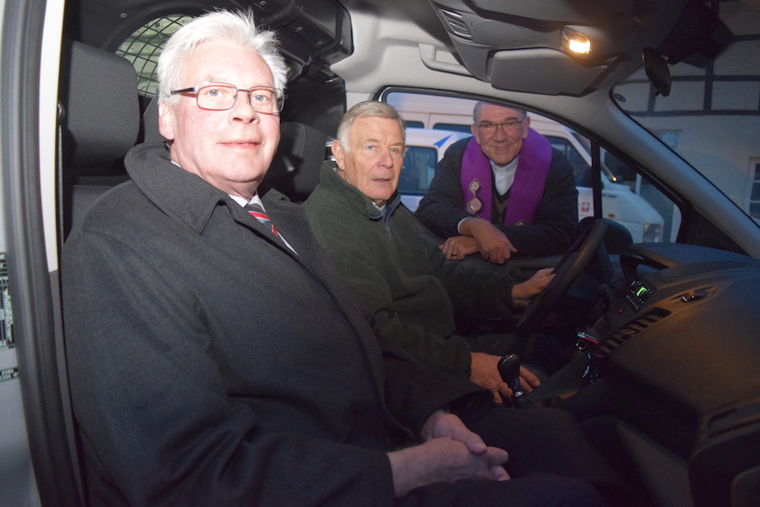 Hans-Christian Biallas, Hubert Malorny und Propst Bernd Galluschke (v.l.) freuen sich über den neuen Wagen für den FAIRKAUF-Laden. Foto: Caritas