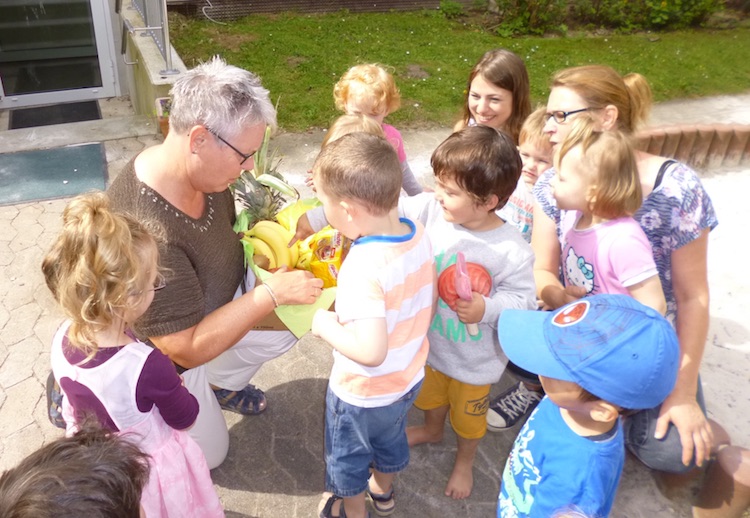 Krippenkinder der Bethlehemgemeinde freuen sich über einen Obstkorb als Willkommensgruß im Caritas-Centrum St. Godehard. Foto: Caritas