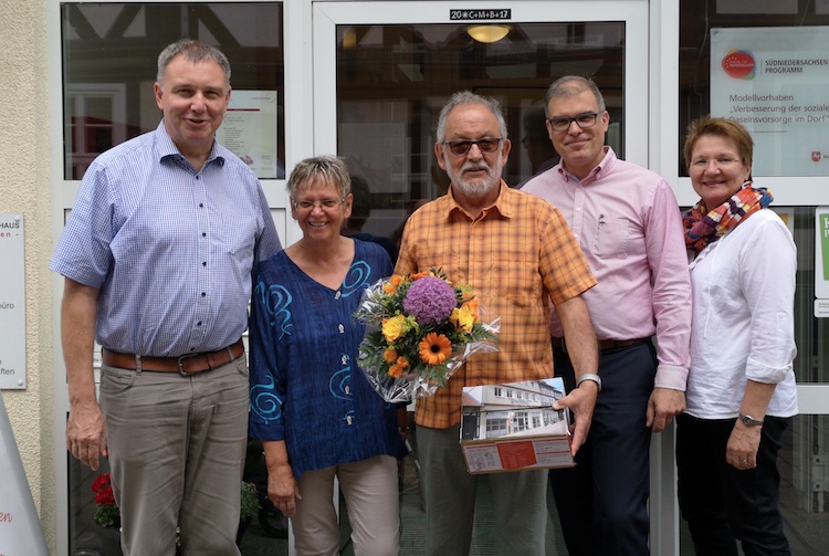 Bei der Spendenübergabe (v.l.): Ralf Regenhardt, Gertrud und Bernward Hellbrück, Holger Gatzenmeyer, Lydia Ballhausen. Foto: Caritas