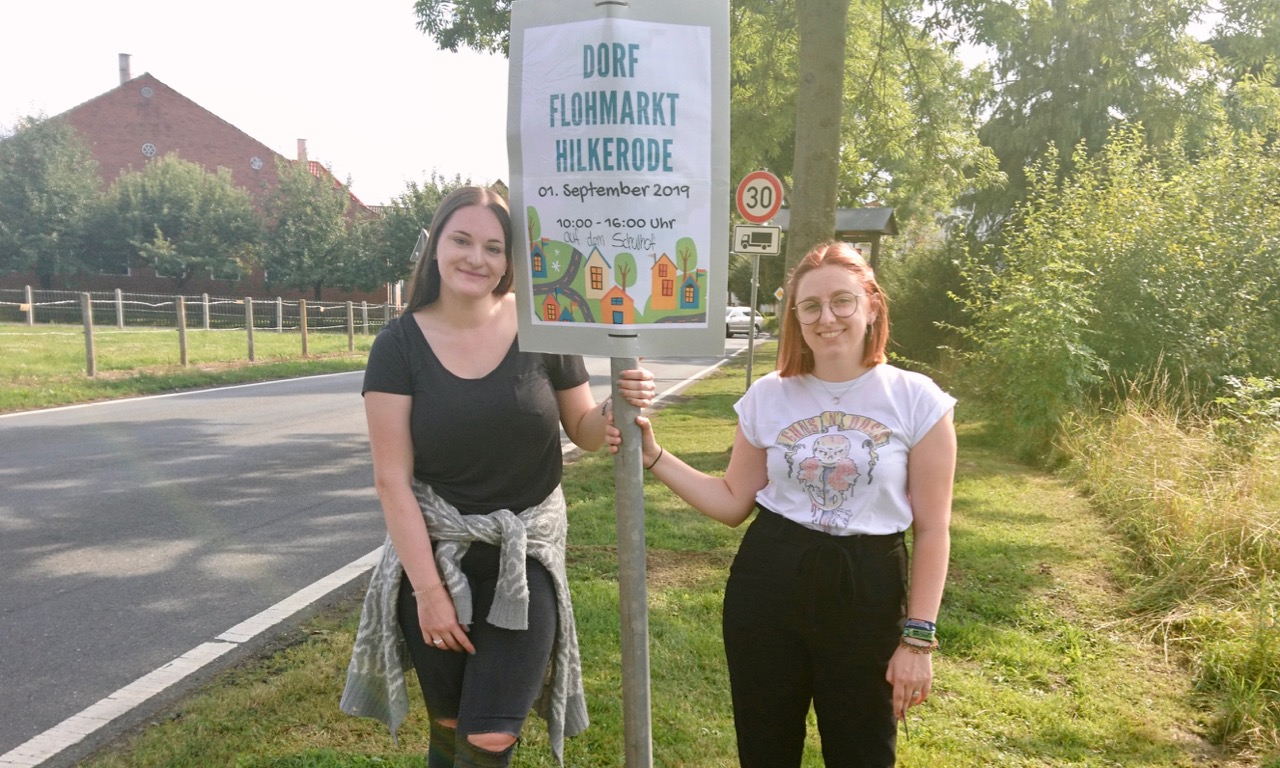 Die Dorf-FSJlerinnen Lisa Vollmer (l.) und Alida-Maria Dornieden freuen sich auf den Dorfflohmarkt in Hilkerode. | Foto: Caritas