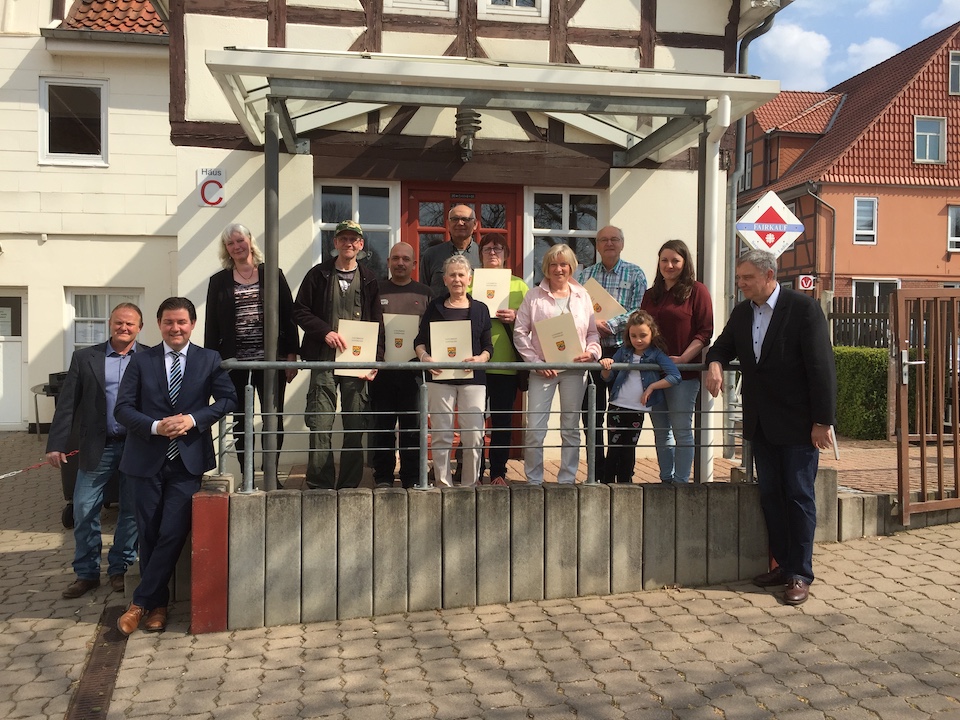 Ehrenamtskarten für das FAIRKAUF-Team. Foto: Rüdiger Franke für Caritasverband Südniedersachsen.