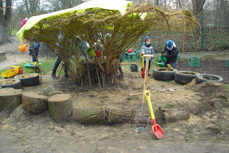 Spielplatz unter Trauerweide im Caritas-Centrum Göttingen. Foto: Caritas