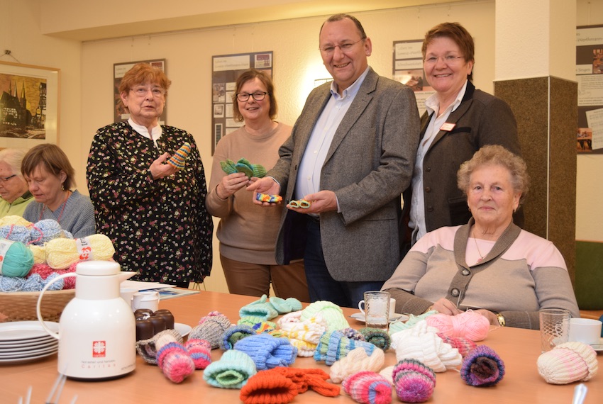 Renate Nolte, Jutta Rexilius, Martin Weinrich und Lydia Ballhausen (v.l.) bei der Spendenübergabe im Lorenz-Werthmann-Haus. Foto: Broermann / kpg