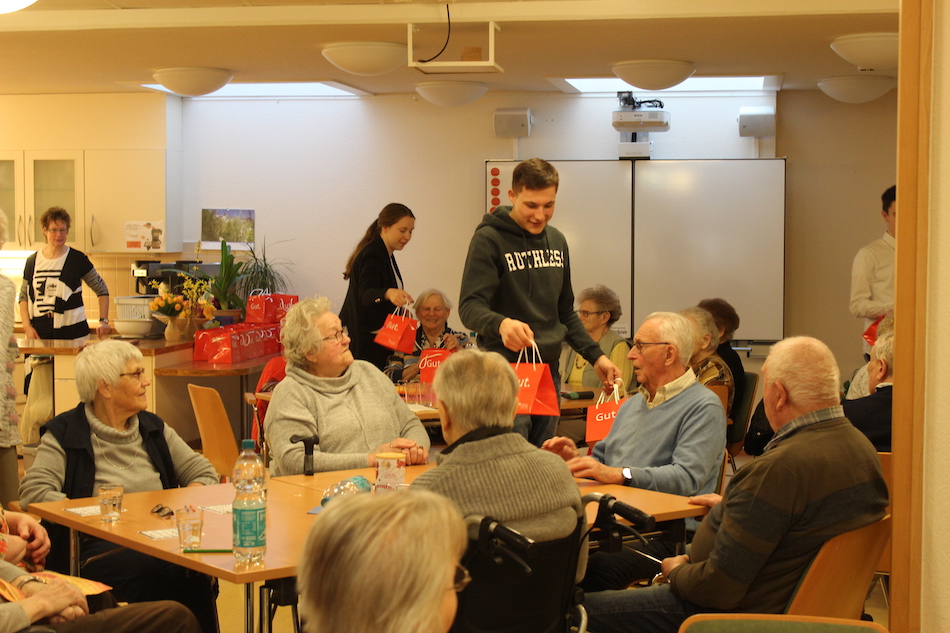 Sparkassen-Auszubildende engagieren sich im Duderstädter Lorenz-Werthmann-Haus der Caritas.