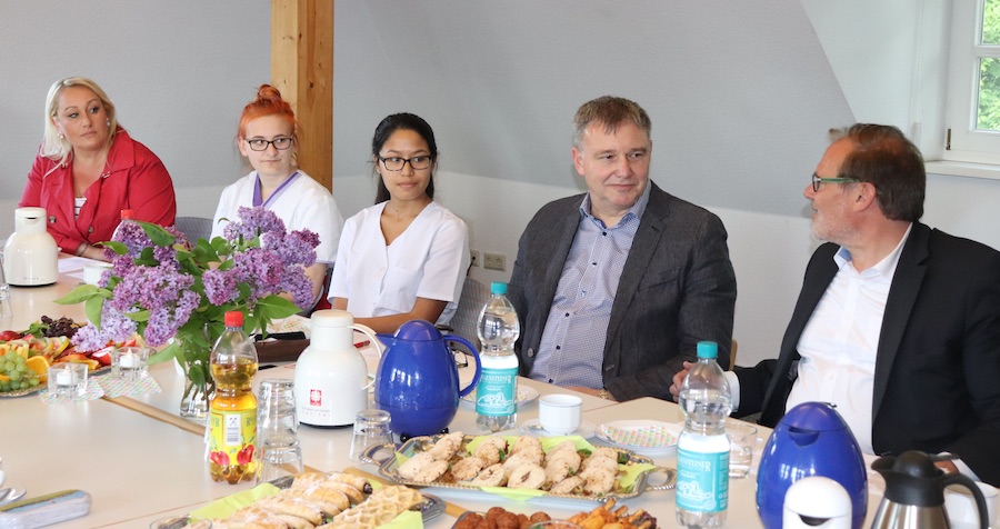 Landrat Bernhard Reuter (r.) mit Caritas-Vorstandssprecher Ralf Regenhardt (2.v.r.) und Azubis. Foto: Caritas