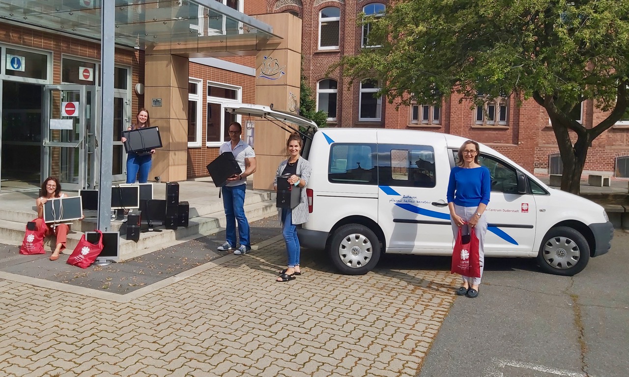 Henrike Unverfehrt-Köhn (v.l.), Anne-Kathrin Freckmann und Carsten Pfeiffenbrink freuen sich mit Isabel Lubojanski und Maria Weiss von der Caritas über die gespendeten Computer. | Foto: Caritas