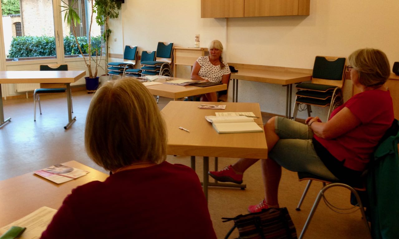 Zur „Gestaltung von Plakaten und Flyern“ referierte Gabriele Eickenberg beim BONUS-Fortbildungsabend in Göttingen. | Foto: Caritas