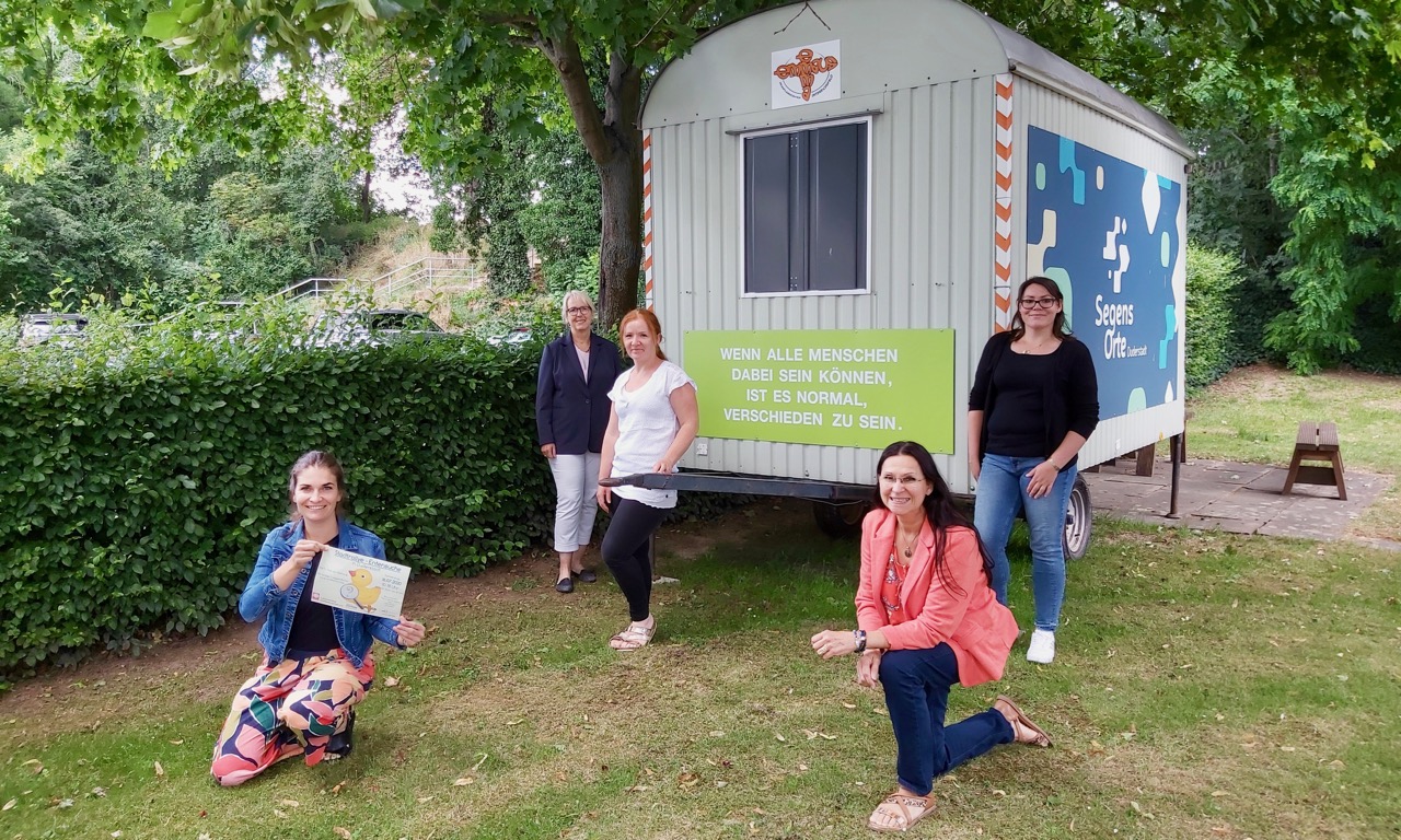 Isabel Lubojanski (v.l.), Anka-Maria Walther, Elvira Werner, Petra Bartosch-Aderhold und Cathleen Reichmann hatten viel Spass beim Vorbereiten der Entensuche am Infobauwagen des Inklusiven Campus. | Foto: Dekanatsjugendzentrum Emmaus