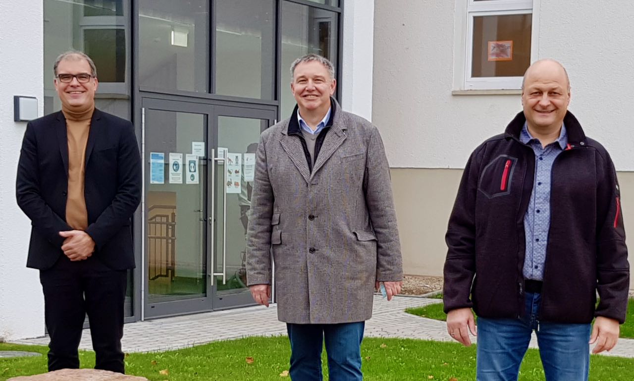 Caritas-Vorstände Holger Gatzenmeyer und Ralf Regenhardt bedanken sich bei Siegfried Kurzer (v.l.). | Foto: Caritas Südniedersachsen