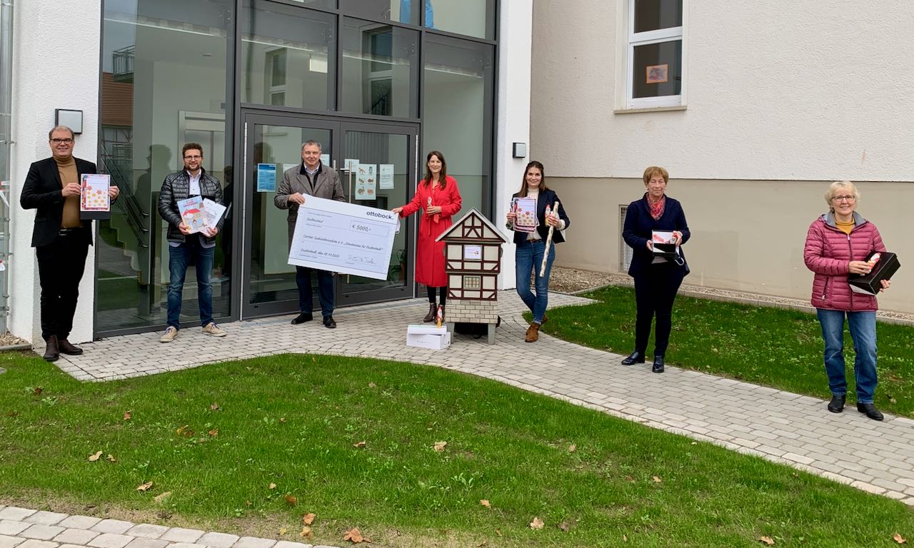 Freuen sich gemeinsam über Mitmenschlichkeit und Solidarität in der Region (v.l.): Caritas-Vorstand Holger Gatzenmeyer, Apotheker Adrian Knoch, Caritas-Vorstand Ralf Regenhardt, Ottobock-Marketingleiterin Jenny Fleischer, Isabel Lubojanski vom Familienzentrum sowie die Mingeröder Initiatorinnen Gabriele Kunze und Carola Müller-Dornieden. | Foto: Ottobock