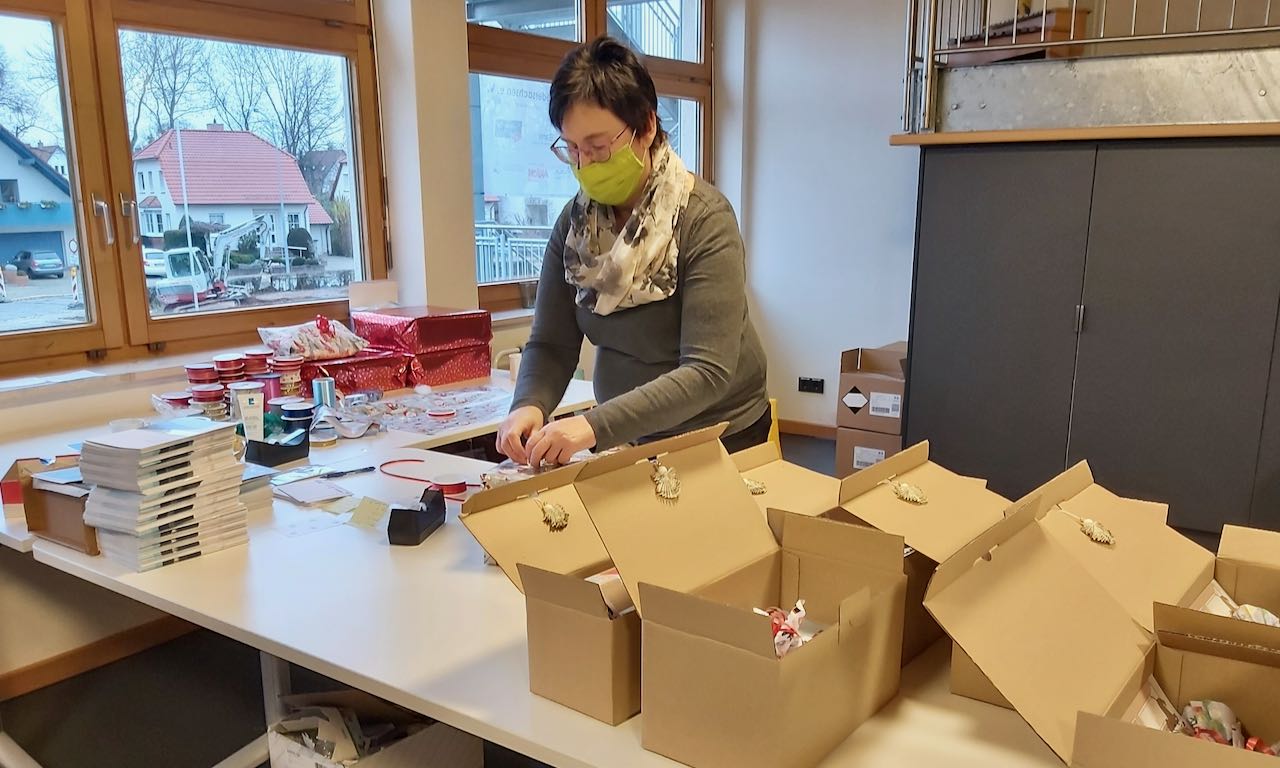 Das Christkind braucht Hilfe: ehrenamtlich arbeitet Heike Schwedhelm mit, eine von rund zehn Engagierten in der Aktion, die coronabedingt zu unterschiedlichen Zeiten die Geschenke einpacken. | Foto: Caritas Südniedersachsen