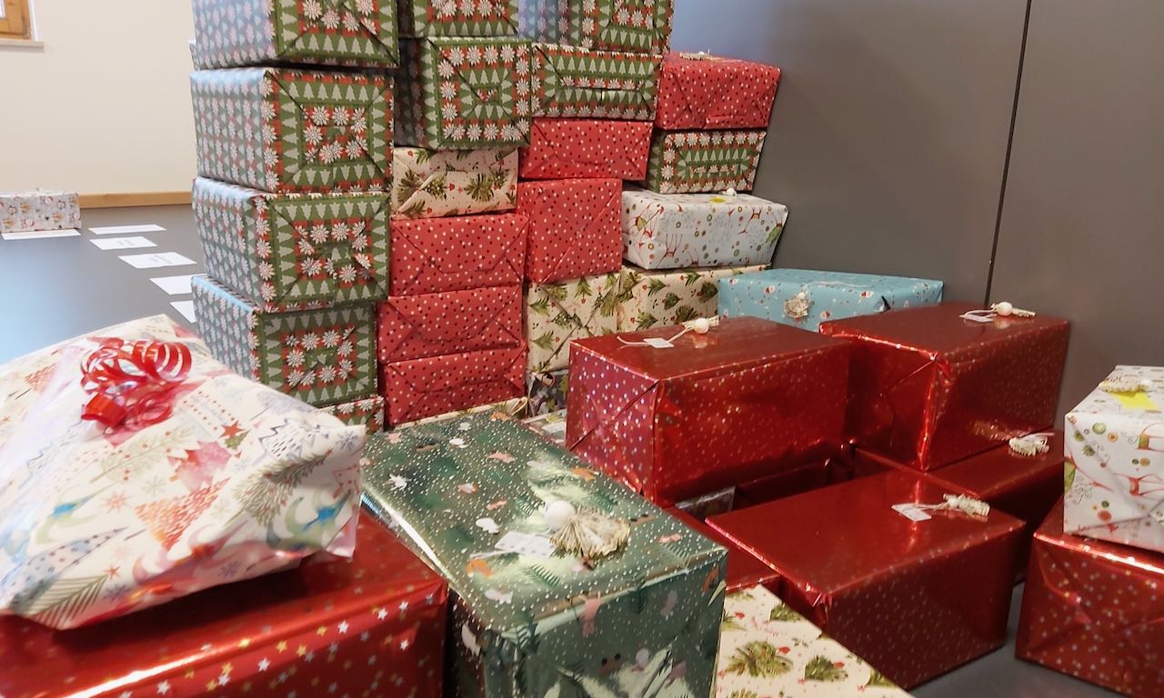 Liebevoll gepackte Weihnachtsgeschenke wird es auch 2021 in Duderstadt wieder für Kinder und ältere Menschen geben. | Archivfoto: Isabel Lubojanski / Caritas