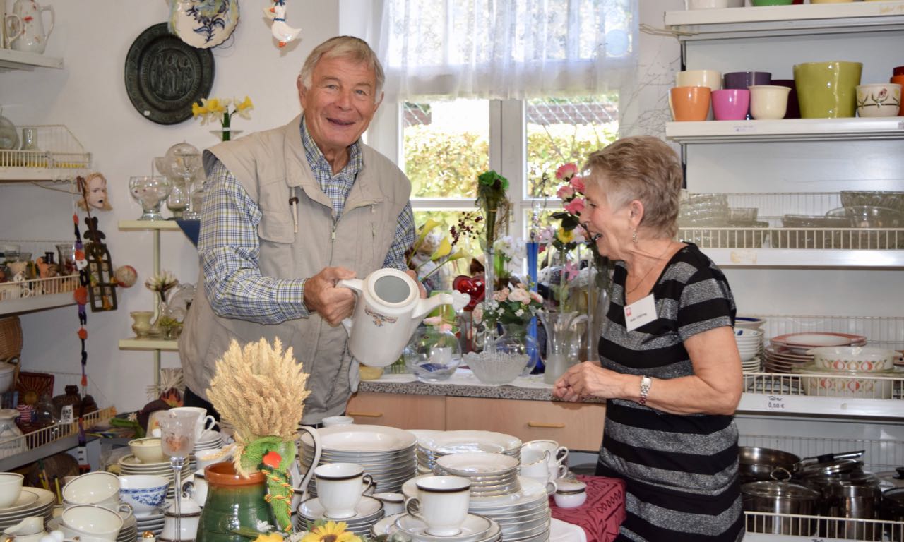 Hubert Malorny und Gabi Stölting freuen sich auf weitere helfende Hände im FAIRKAUF-Laden der Caritas in Duderstadt. | Foto: Caritas