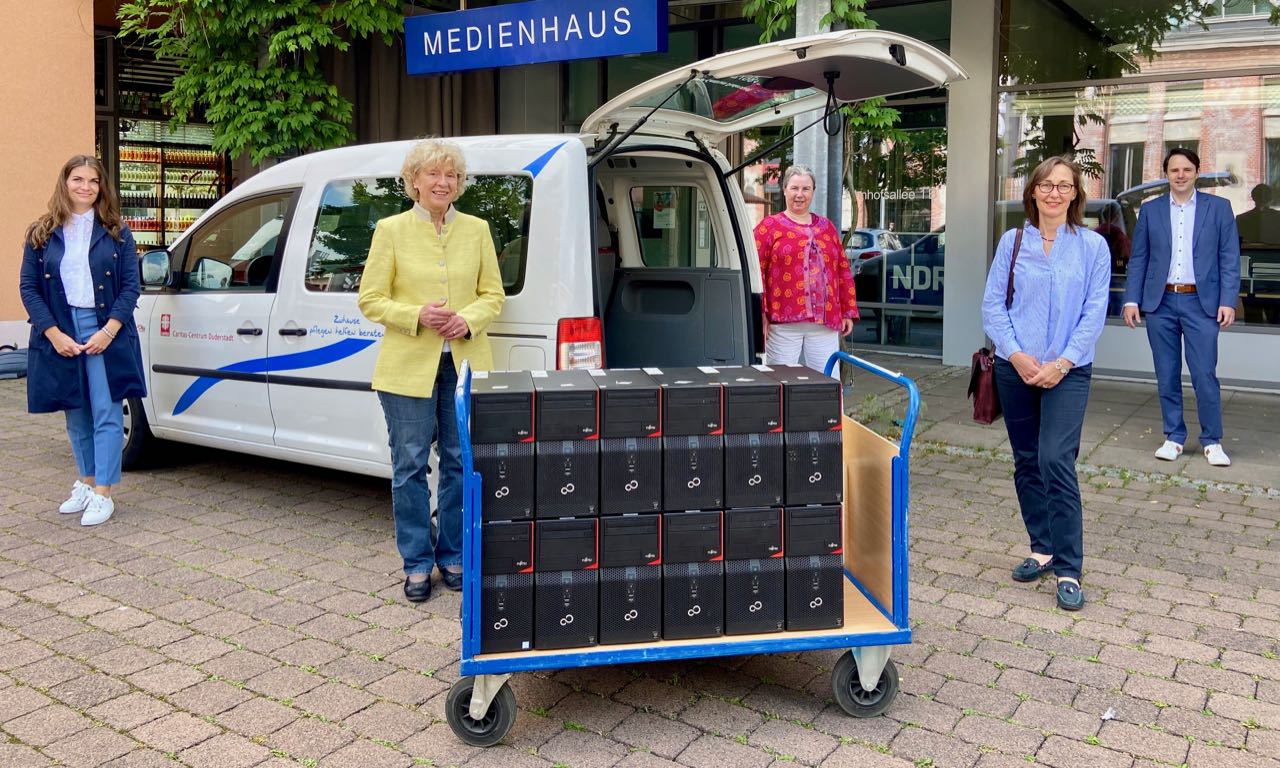 Bei der Spendenübergabe: der Spendenübergabe (v.l.n.r.): Isabel Lubojanski, Ursula Haufe, Corinna Morys-Wortmann, Maria Weiss und Andreas Redeker. | Foto: GWG