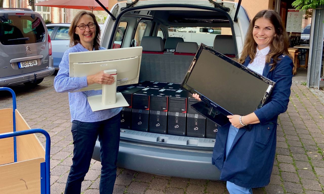 Maria Weiss (l.) und Isabel Lubojanski freuen sich über die Spende der Hardware. | Foto: GWG