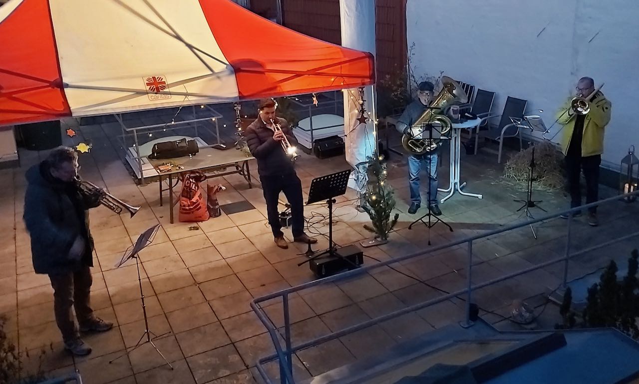 Axel Kerschnitzki, Marcel Riethig, Bernward Hellbrück und Bernd Turba (v.l.) spielen gemeinsam Weihnachtslieder auf der LWH-Dachterrasse. | Foto: Caritas Südniedersachsen