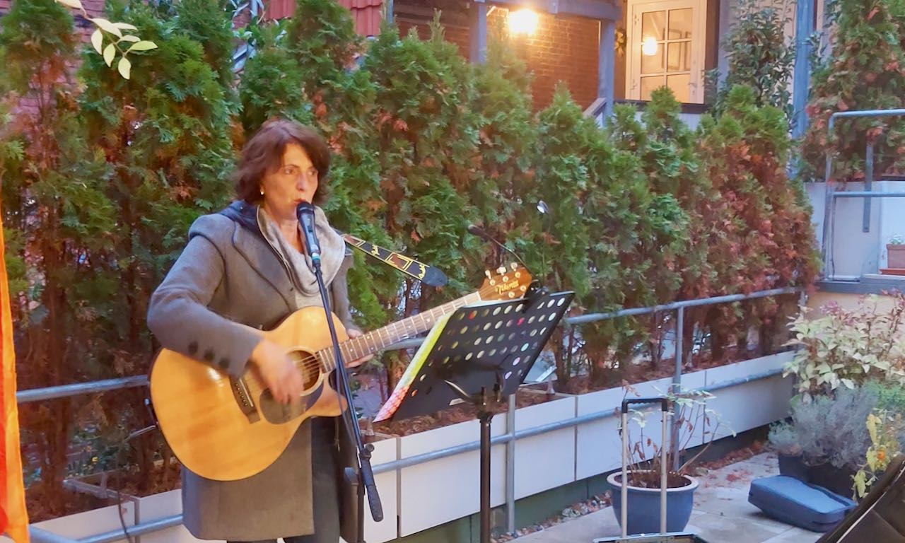 Dagmar Henkel singt am Martinsabend auf der LWH-Dachterrasse. | Foto: Lubojanski / Caritas Südniedersachsen