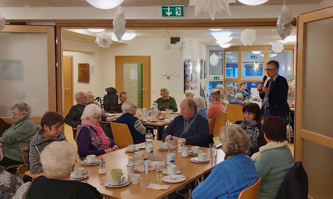 Maria Bock, Bürgermeisterin des Fleckens Gieboldehausen, berichtet beim Seniorentreffe im Lorenz-Werthmann-Haus. | Foto: Caritas