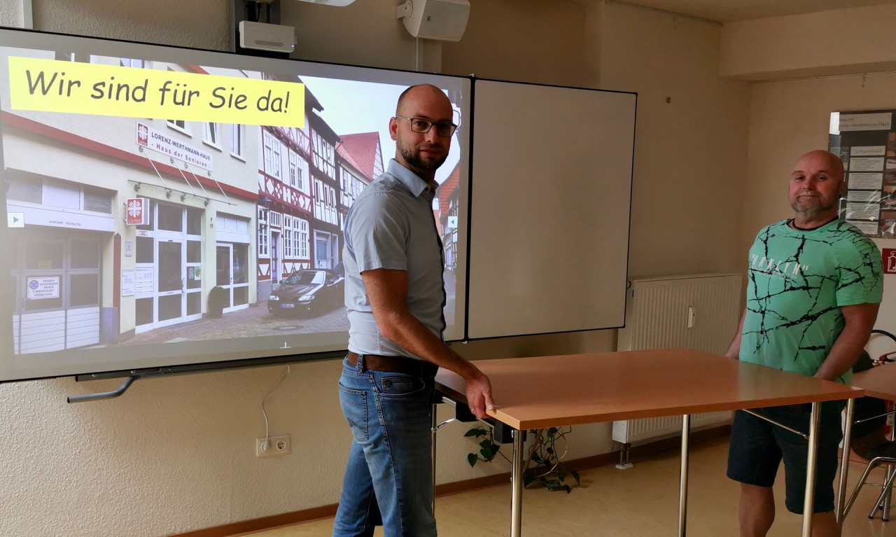 Johannes Riemekasten-Remy (l.) und Detlef Gabler bereiten die Räume im LWH vor. | Foto: Caritas