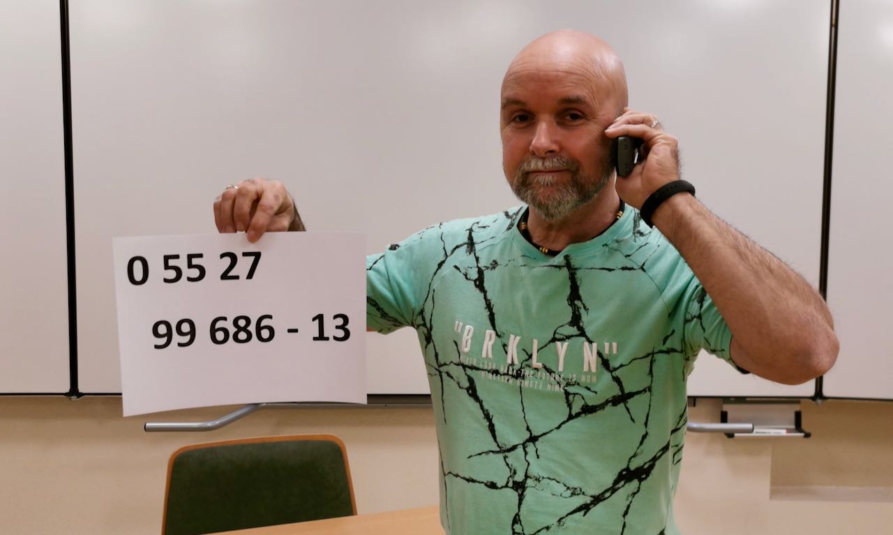 Detlef Gabler kümmert sich im Lorenz-Werthmann-Haus um die Gespräche am Telefon und organisiert den „Belgeitdienst". | Foto: Riemekasten-Remy / Caritas Südniedersachsen