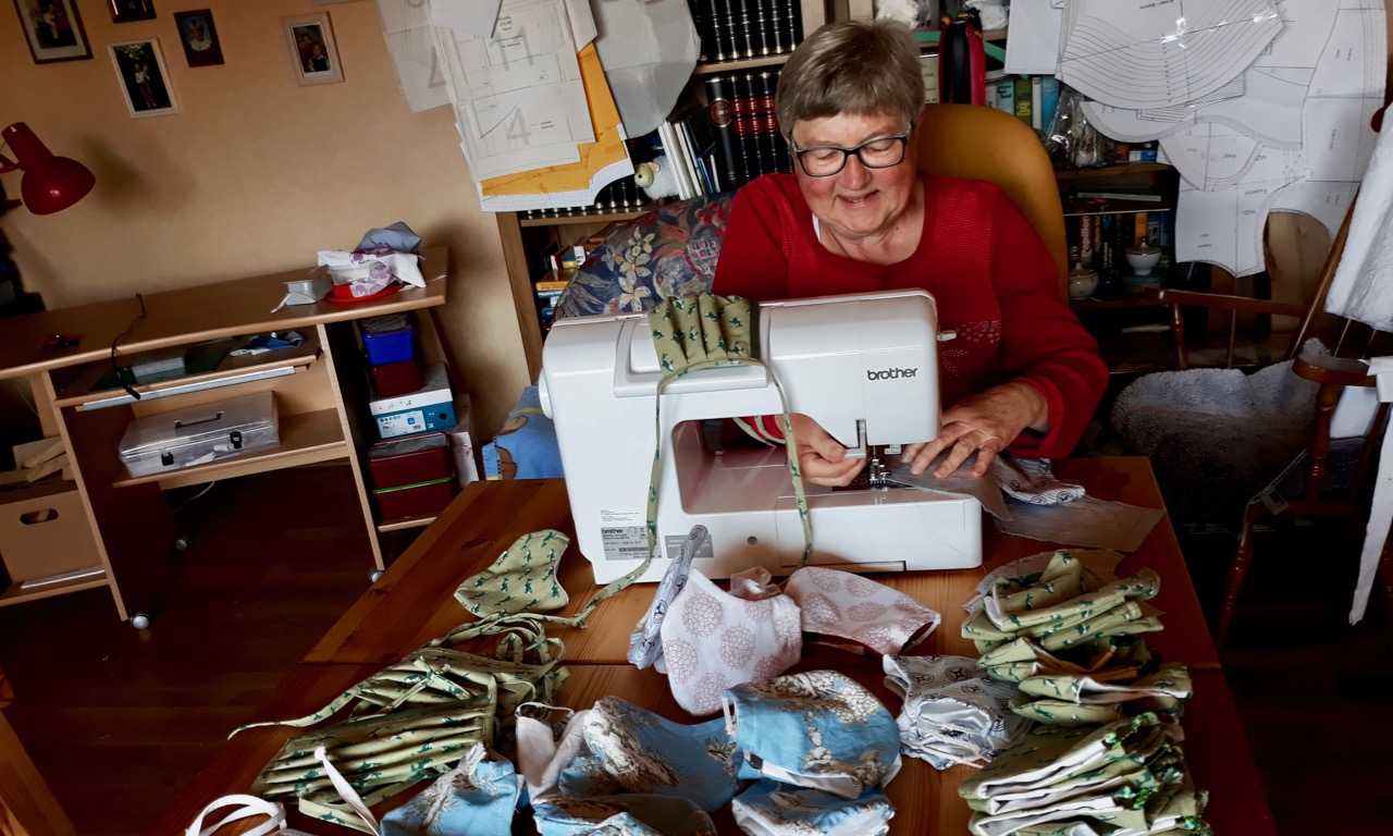 Bärbel Schneegans ist mit Elan bei der Nähaktion der Caritas dabei. | Foto: Caritas Südniedersachsen