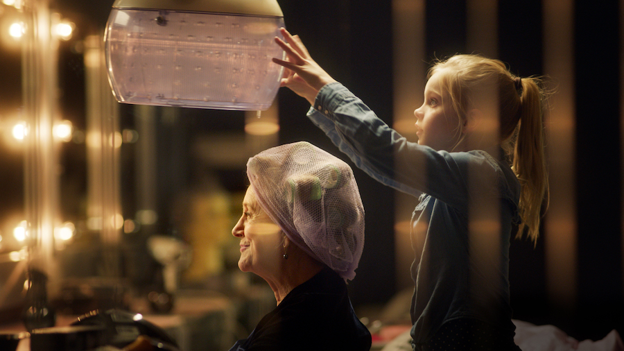 Oma Stine und Romy im Salon. | Foto: Elmer van der Marel