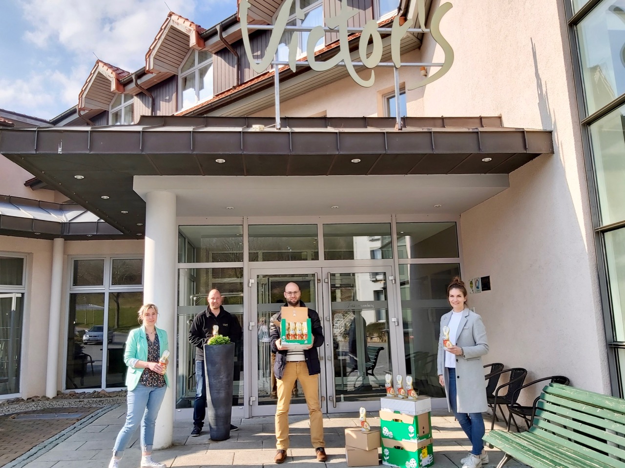 Isabel Lubojanski und Johannes Riemekasten-Remy (v.r.) konnten die gespendeten Schokohasen vor Victor's Residenz-Hotel Teistungenburg entgegen nehmen. | Foto: Caritas