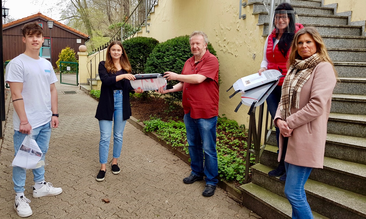 Zwei Mitarbeitende der Firma Ottobock (v.l.) überbringen die Kunsstoffvisiere an Gerd Hegerkamp, Simone Lojda (Teamleitung Duderstadt Ost) und Anja Jütte (Teamleitung Duderstadt West). | Foto: Caritas