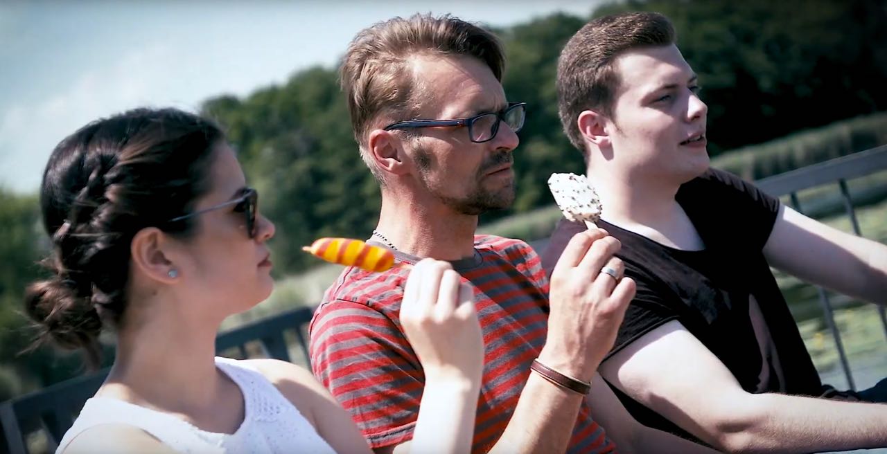 Marisa (v.l.), Lars und Dominik werben im Film mit ihren eigenen Erfahrungen für eine Ausbildung im Katholischen Pflegeverbund Duderstadt. | Foto: Screenshot