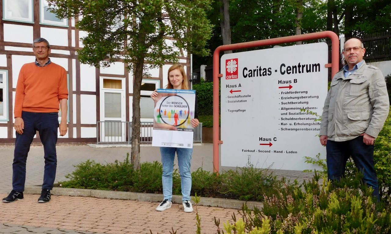 „Kinder besser vor Verschuldung schützen“ fordert die Caritas-Schuldnerberatung mit (v.l.) Thomas Pohl, Tina Hallemann und Michael Seifert. | Foto: Caritas Südniedersachsen 
