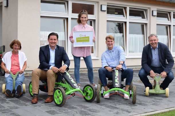 Freuen sich über das neue „Familienzentrum mobil“ (v.l.): Birgit Kepke-Hartwig, Kreisrat Marcel Riethig, Isabel Lubojanski, Konstantin Krolop und Ralf Regenhardt. | Foto: Broermann / Caritas 