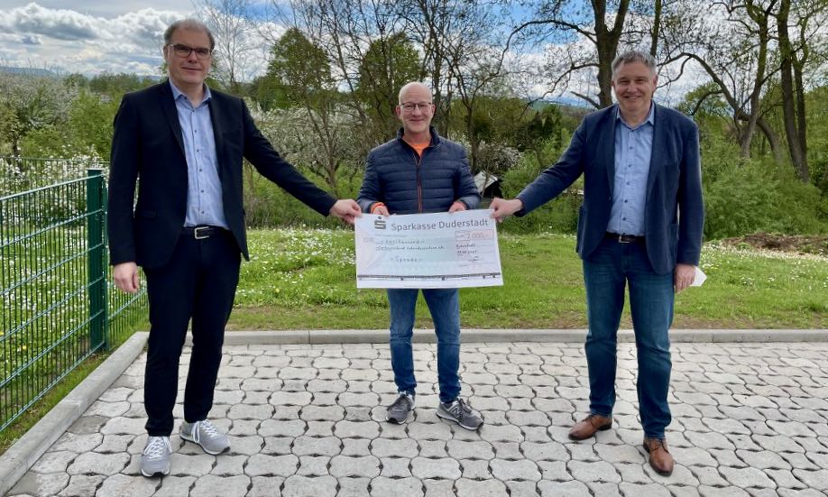 Bei der Spendenübergabe in Gieboldehausen (v.l.): Holger Gatzenmeyer, Holger Kwoczek, Ralf Regenhardt. | Foto: Caritas Südniedersachsen 