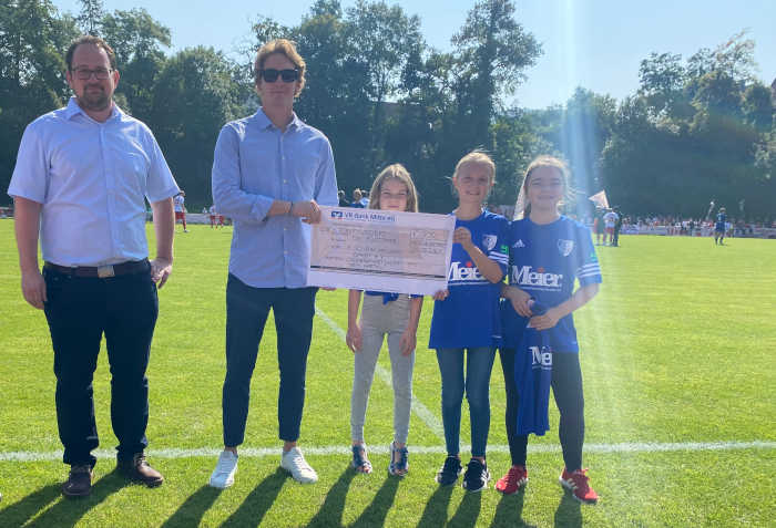 Vereinsvorstand Dr. Thadäus König (l.) bei der Scheckübergabe an Konstantin Krolop, mit dabei waren Franziska, Lara und Magdalena (v.l.), die vorher das Team des SC Heiligenstadt angefeuert hatten. | Foto: Lubojanski / Caritas Südniedersachsen