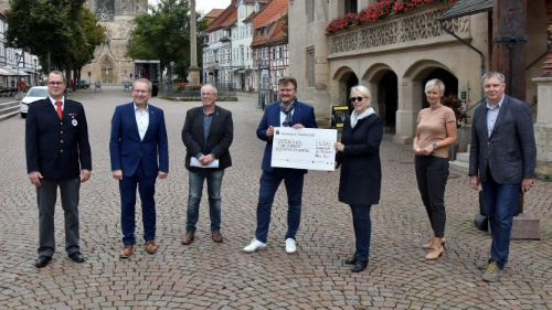 Bei der neuerlichen Scheckübergabe trafen sich (v.l.): Dominik Michels und Markus Teichert (beide Deutsches Rotes Kreuz), Erich Schakowske (Kirchenvorstand der evangelischen Kirchengemeinde Gieboldehausen-Wollershausen), Bürgermeister Thorsten Feike, Anka-Maria Walther (Treffpunkt Stadtmarketing), Jaqueline Haase (Dienststellenleiterin Malteser) sowie Caritas-Vorstand Ralf Regenhardt. | Foto: Stadt Duderstadt