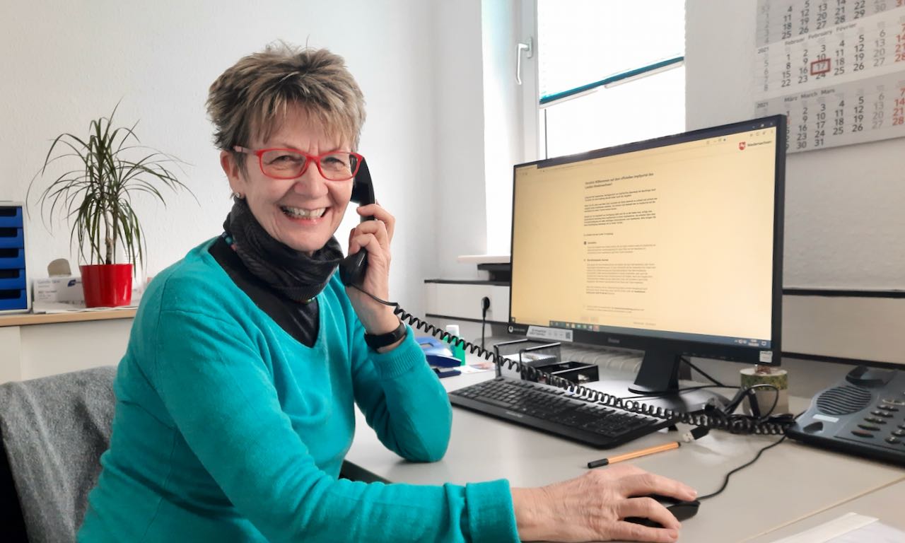 Petra Siebert ist eine von über fünf Impflotsen, die sich im BONUS – Freiwilligenzentrum an der Hotline abwechseln. | Foto: Maria Weiss