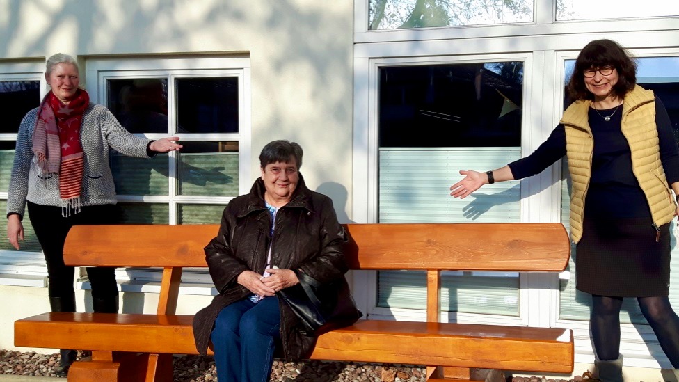 Freuen sich über die weitere Sitzgelegenheit vor dem Caritas-Centrum Duderstadt (v.l.): Martina Hesse, Brigitte Rüdemann und Marion Diesmann | Foto: Caritas